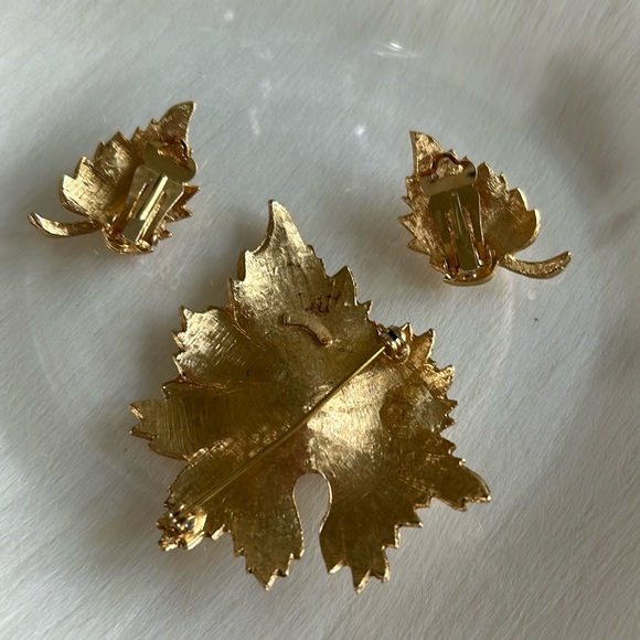 Vtg Gold and Pearl Maple Leaf Brooch and Clip On Earrings - Picture 4 of 7